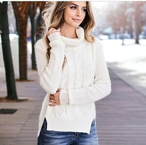 CABLE KNIT TURTLENECK SWEATER